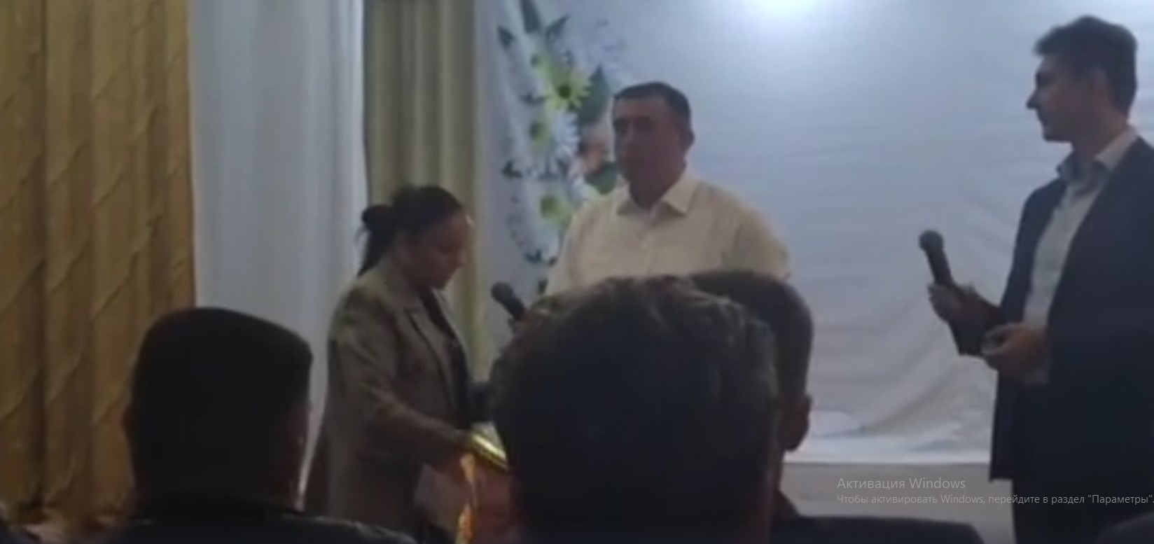 Жительница аварийного жилья на Сахалине швырнула в мэра заплесневелым ботинком и получила новую квартиру