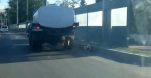 В Терновке посреди дороги загорелся большегруз