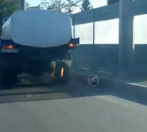 В Терновке посреди дороги загорелся большегруз