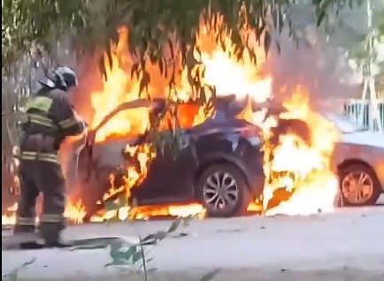 В Пензе вспыхнули две легковушки