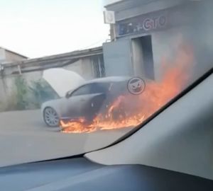 В Заречном посреди улицы загорелась легковушка