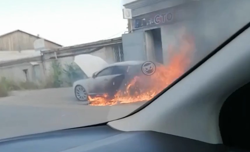 В Заречном посреди улицы загорелась легковушка