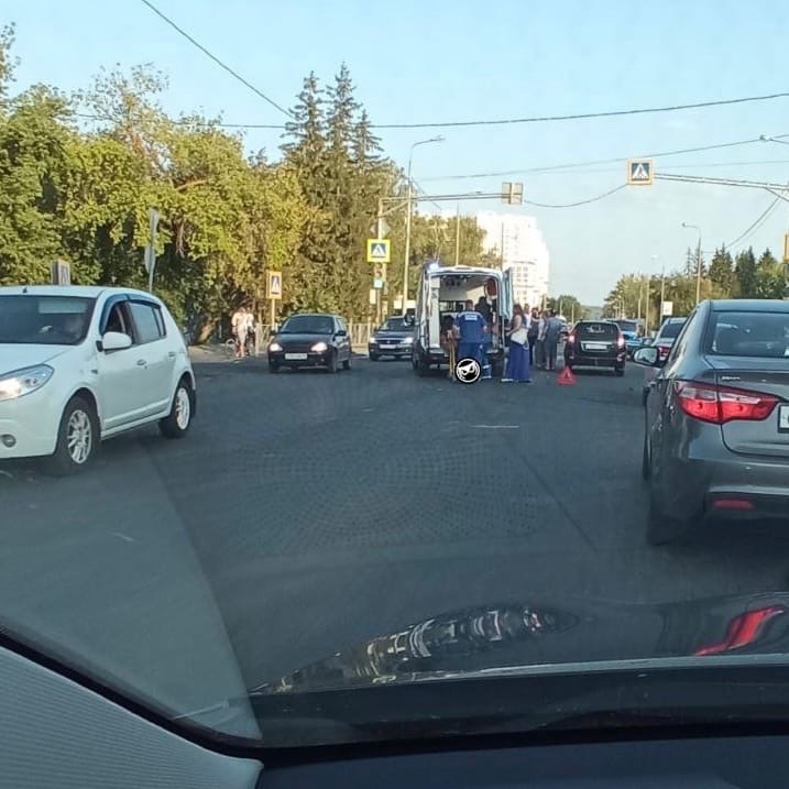 Пострадавшим в ДТП на Измайлова вызвали скорую