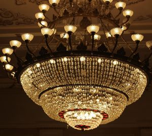 В большом зале пензенского драмтеатра помыли трехтонную люстру