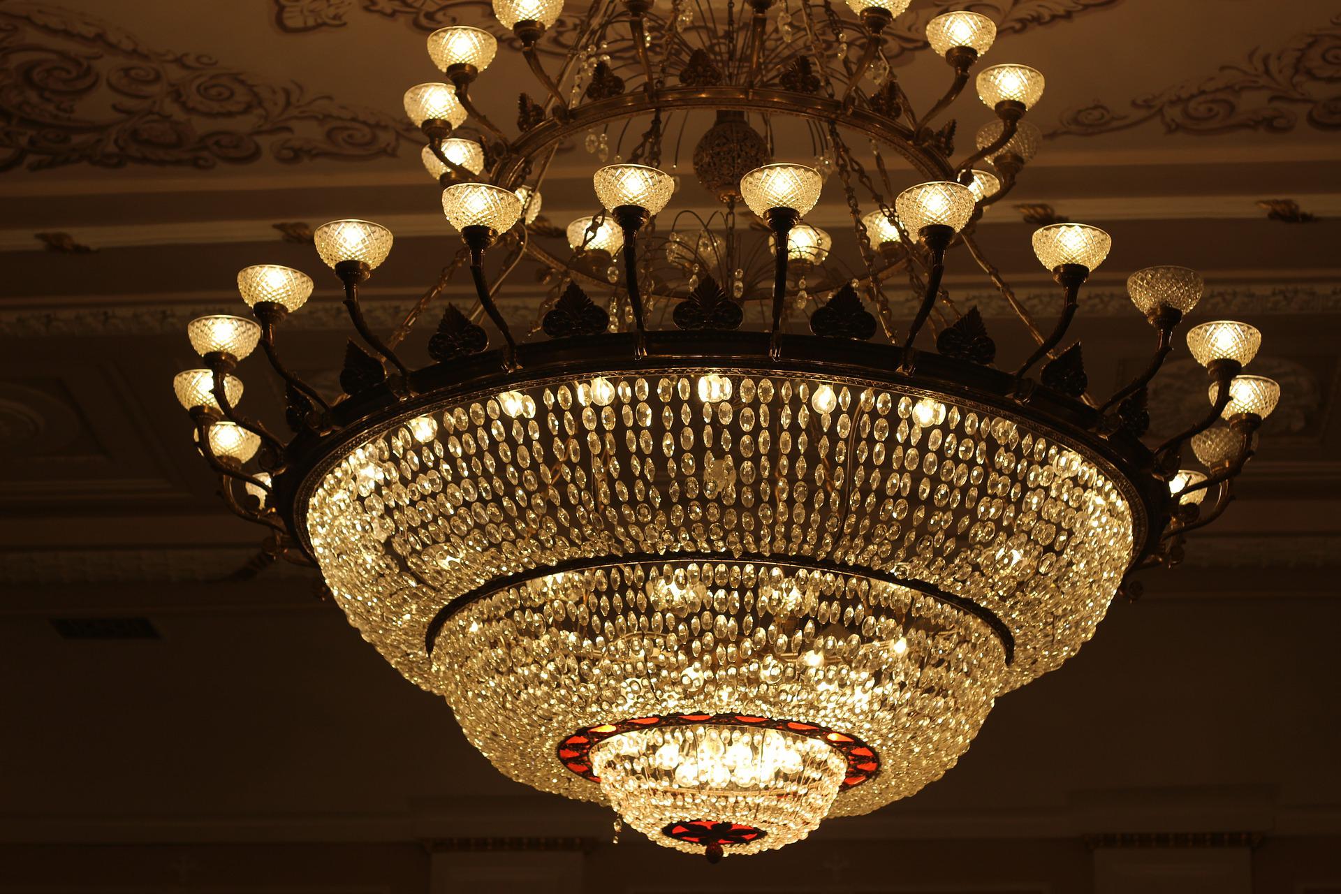 В большом зале пензенского драмтеатра помыли трехтонную люстру