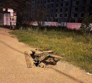 Провал асфальта рядом с остановкой «Ул. Гагарина» устранят в течение двух недель