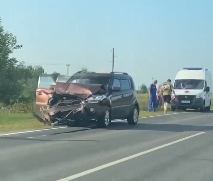 Одна машина разбита, вторая упала в овраг в ДТП под Лебедёвкой, видео