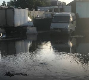 В Пензе улица Собинова, 5 оказалась затоплена водой
