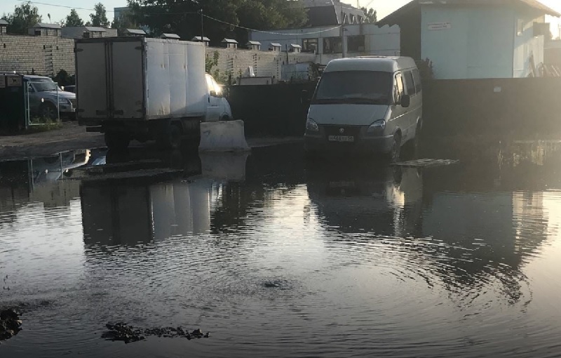 В Пензе улица Собинова, 5 оказалась затоплена водой