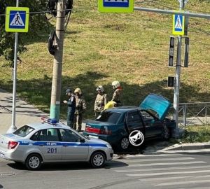 В Пензе на Южной Поляне легковой автомобиль влетел в светофорный столб