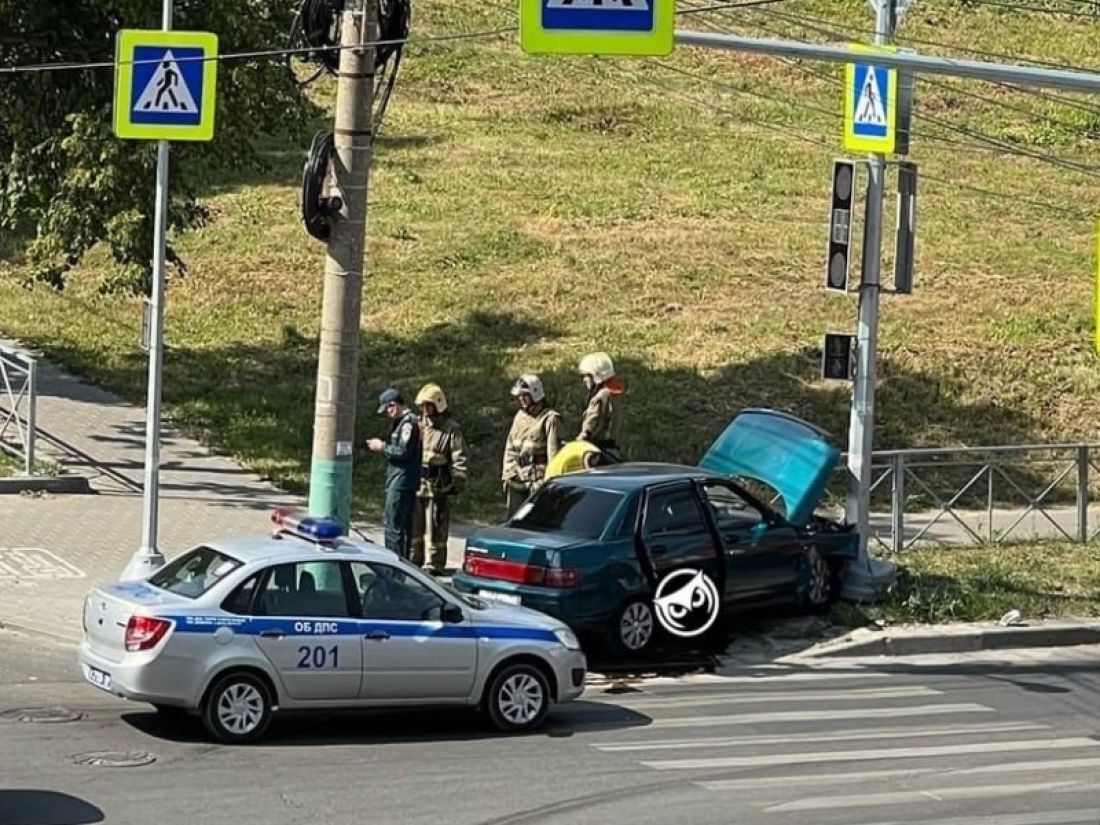 В Пензе на Южной Поляне легковой автомобиль влетел в светофорный столб