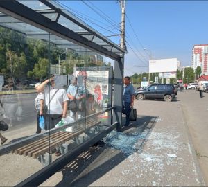 В Пензе на проспекте Строителей вандалы разбили стекло на остановке