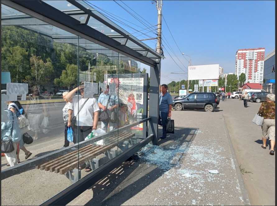 В Пензе на проспекте Строителей вандалы разбили стекло на остановке