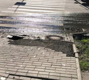 У «зебры» на пересечении улиц Чкалова и Куйбышева провал в плитке будут устранять еще месяц