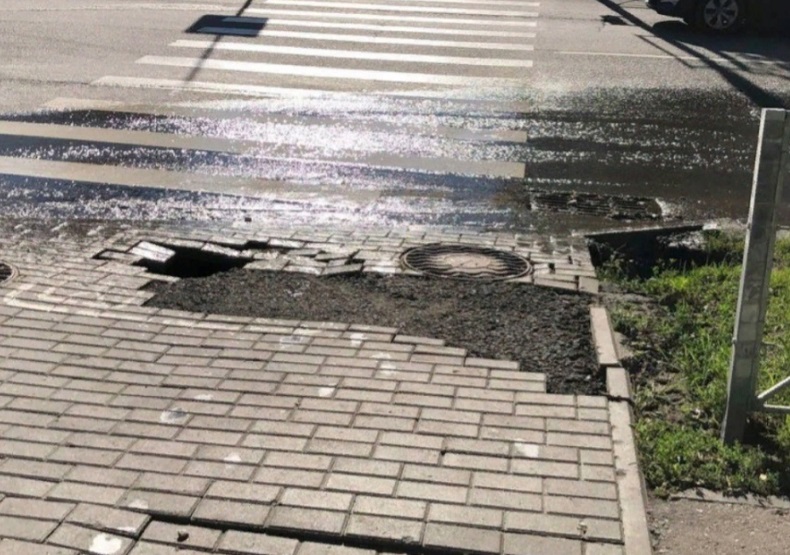У «зебры» на пересечении улиц Чкалова и Куйбышева провал в плитке будут устранять еще месяц