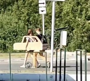 В Пензе молодая пара прогуливалась в картонной машине, видео