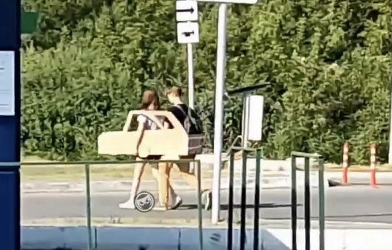 В Пензе молодая пара прогуливалась в картонной машине, видео