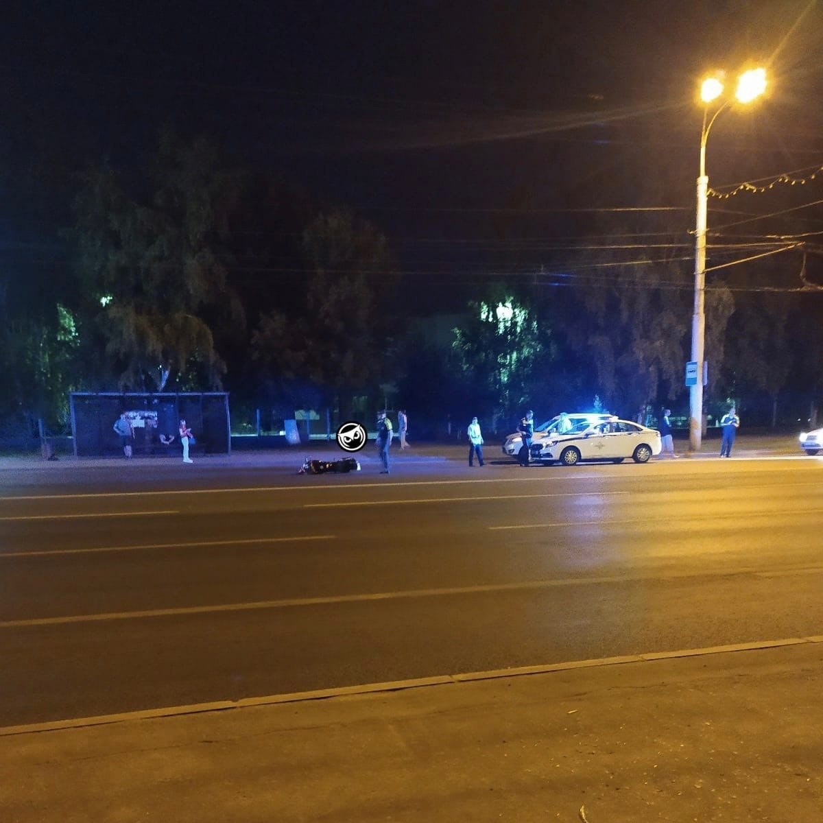 В центре Пензы в ночной аварии сбили мотоциклиста