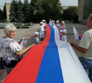 В Токмаке подняли русский триколор