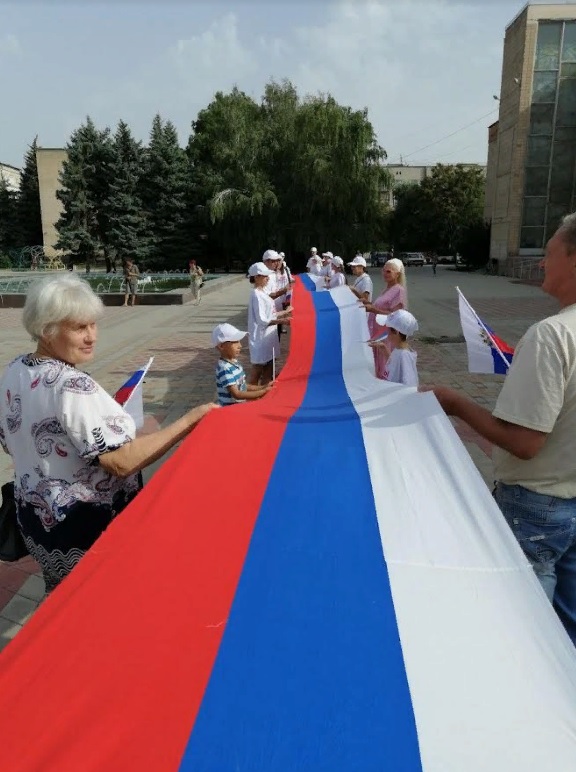 В Токмаке подняли русский триколор