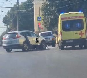 В соцсети появилось видео момента жесткого ДТП на перекрестке улиц Кирова и Лермонтова