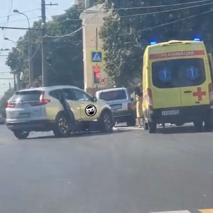 В соцсети появилось видео момента жесткого ДТП на перекрестке улиц Кирова и Лермонтова