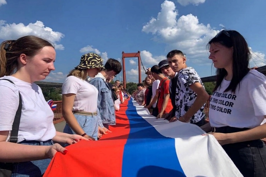 В Пензе 400 школьников перекинули самый длинный в области флаг России через Суру