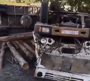 В Неверкино на обочине лежит перевернутая фура, видео