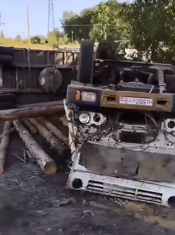 В Неверкино на обочине лежит перевернутая фура, видео