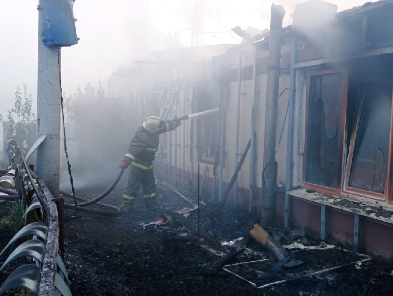 В Пензе 15 человек и 5 машин тушили сильный пожар на улице Первомайской