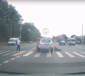 В Пензе появилось видео, на котором водитель сбивает пешехода на зебре