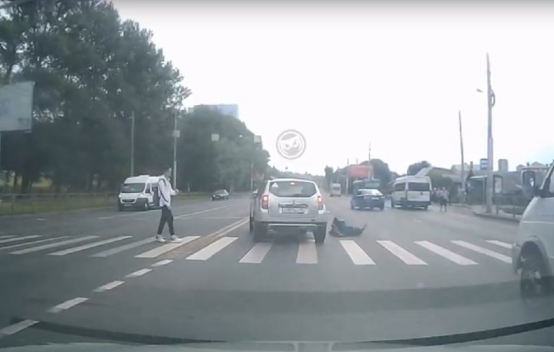 В Пензе появилось видео, на котором водитель сбивает пешехода на зебре