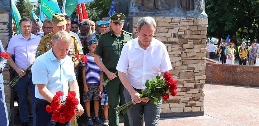 Валерий Лидин поздравил воинов и ветеранов с Днем ВДВ