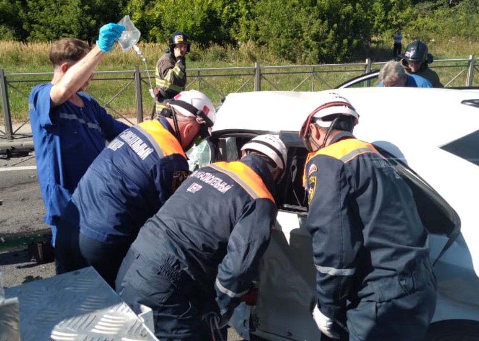 Водителя, пострадавшего в массовом ДТП на М5, из автомобиля доставали спасатели