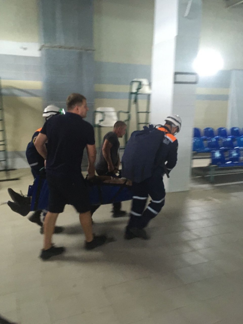 В Пензе спасатели несли на носилках рабочего, упавшего с крыши ДС "Буртасы"