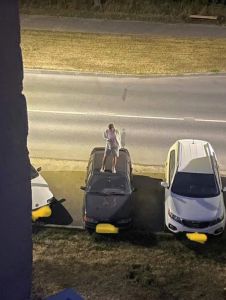 В Заречном молодой «рыцарь» залез на крышу чужого автомобиля