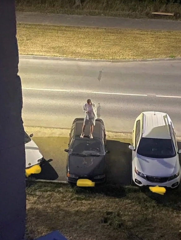 В Заречном молодой «рыцарь» залез на крышу чужого автомобиля