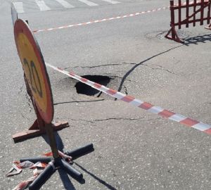 На проезжей части в центре Пензы образовался большой провал асфальта