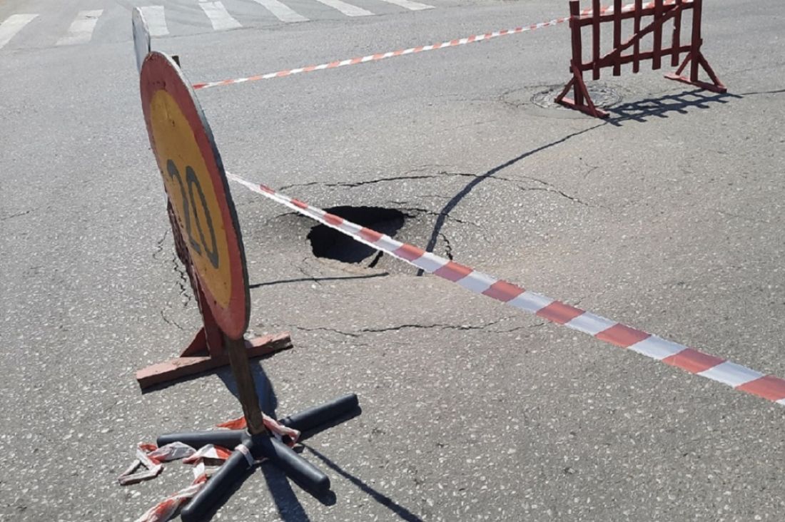 На проезжей части в центре Пензы образовался большой провал асфальта
