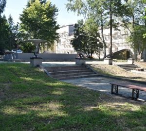 В сквере на перекрестке улиц Красной и Карла Маркса поставили новые скамейки