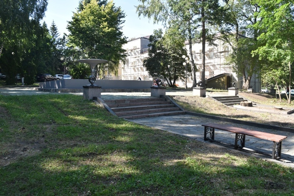 В сквере на перекрестке улиц Красной и Карла Маркса поставили новые скамейки