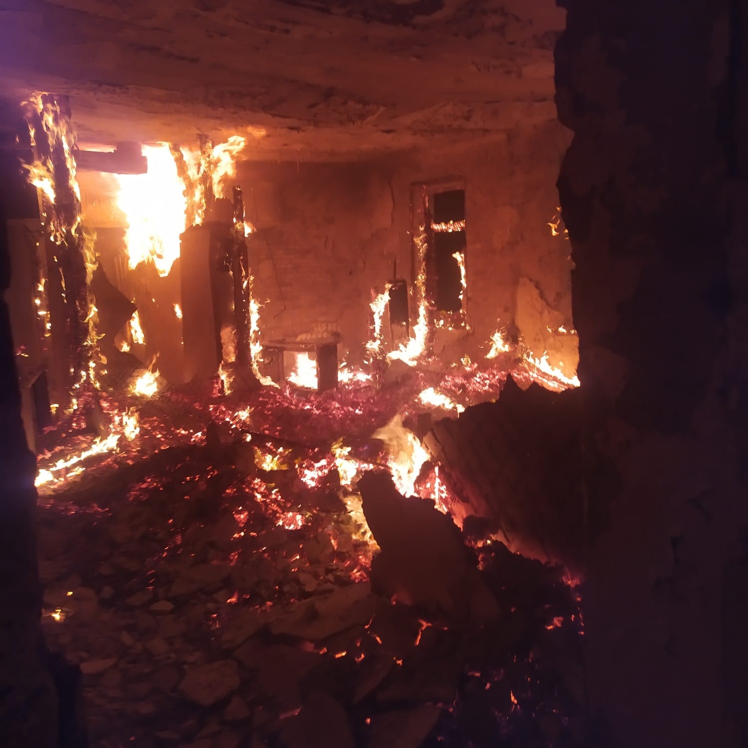 Спасатели ликвидировали жуткий пожар в здании велозавода