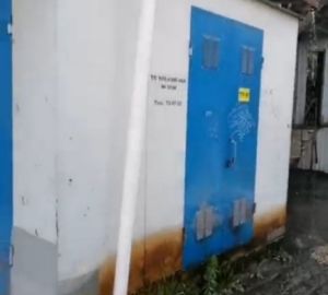 В Пензе вода с десятка кондиционеров льется на электрощитовую