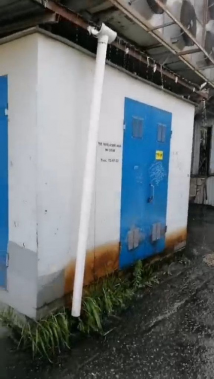 В Пензе вода с десятка кондиционеров льется на электрощитовую