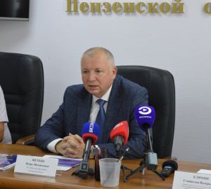 Игорь Щеткин пояснил, что деньги, собираемые родительскими комитетами, не являются школьными поборами