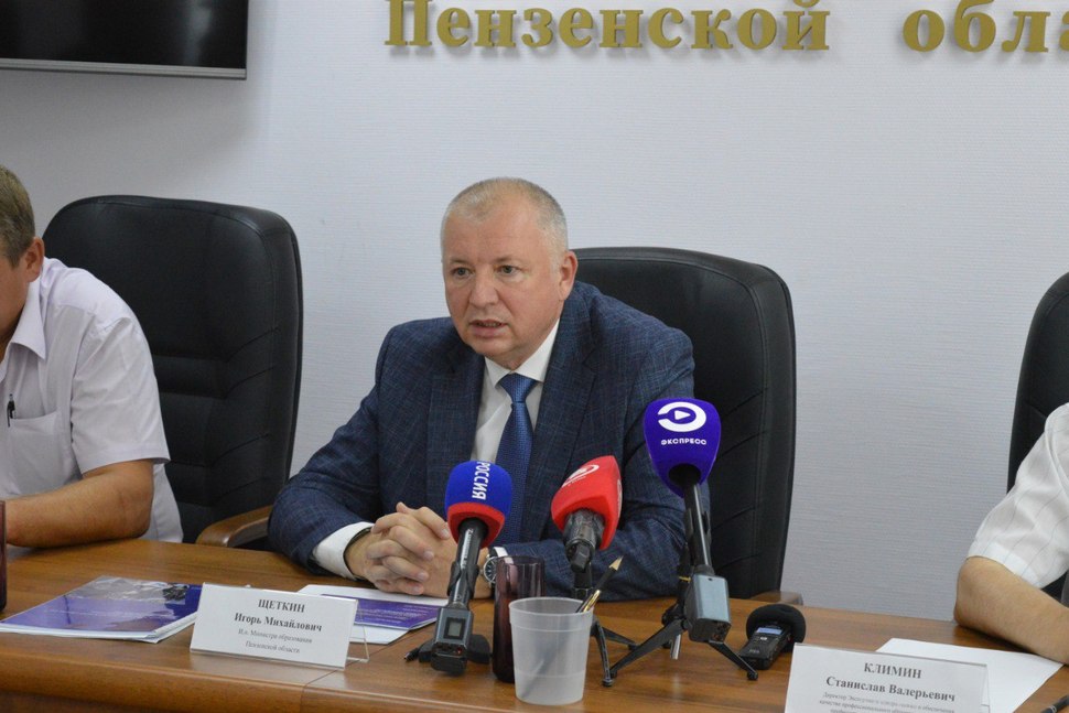 Игорь Щеткин пояснил, что деньги, собираемые родительскими комитетами, не являются школьными поборами