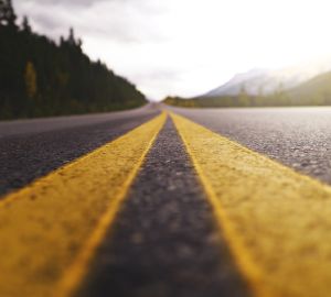 Глубокие провалы испортили пешеходную дорожку на улице Свердлова