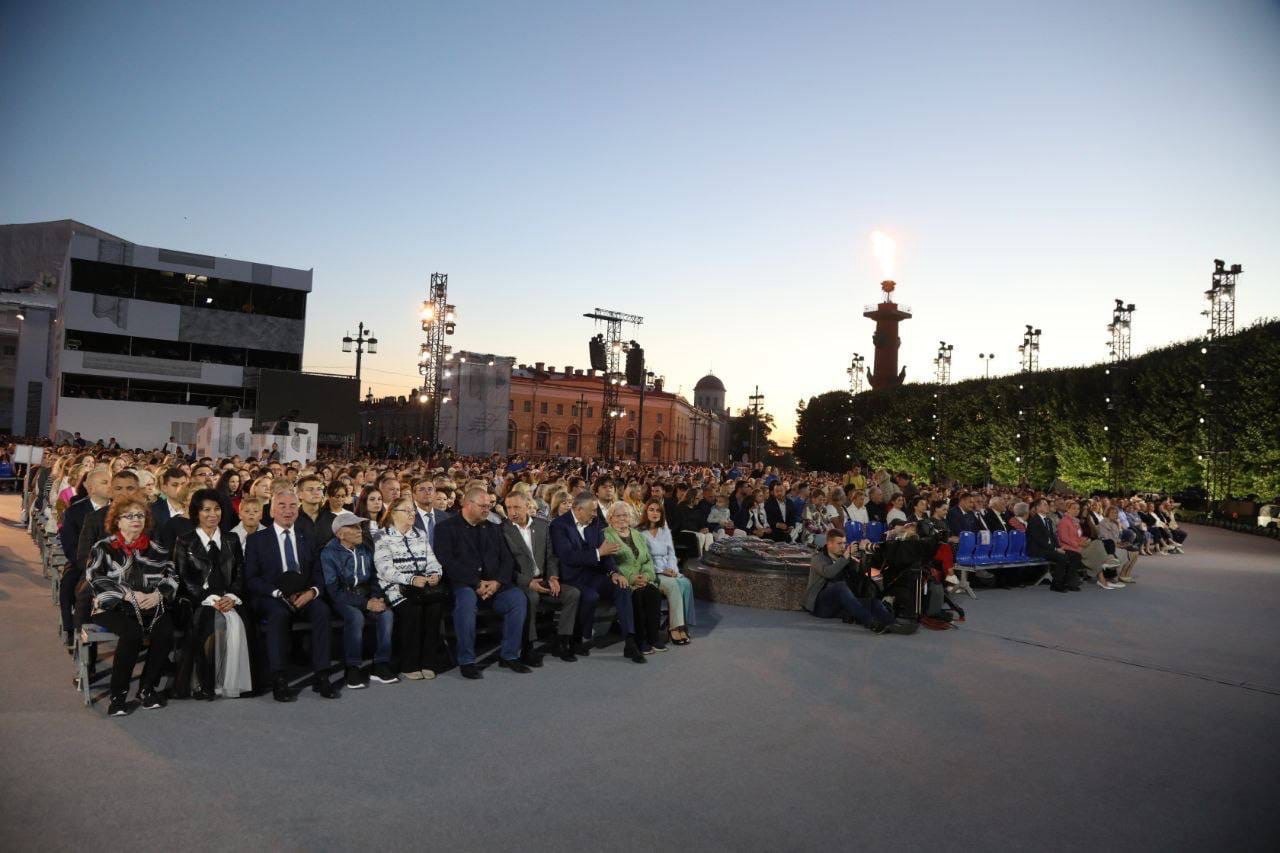 Олег Мельниченко опубликовал фото с берегов Невы