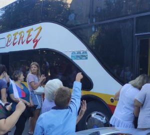 Олег Мельниченко передал детям из Токмака путевки в Крым