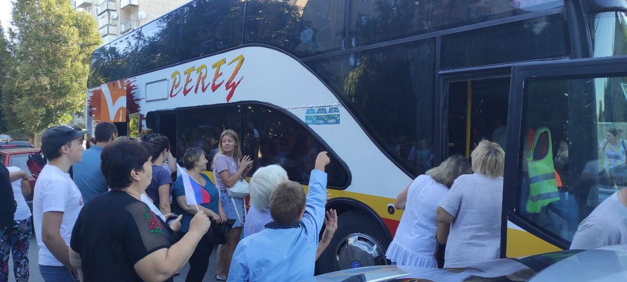 Олег Мельниченко передал детям из Токмака путевки в Крым